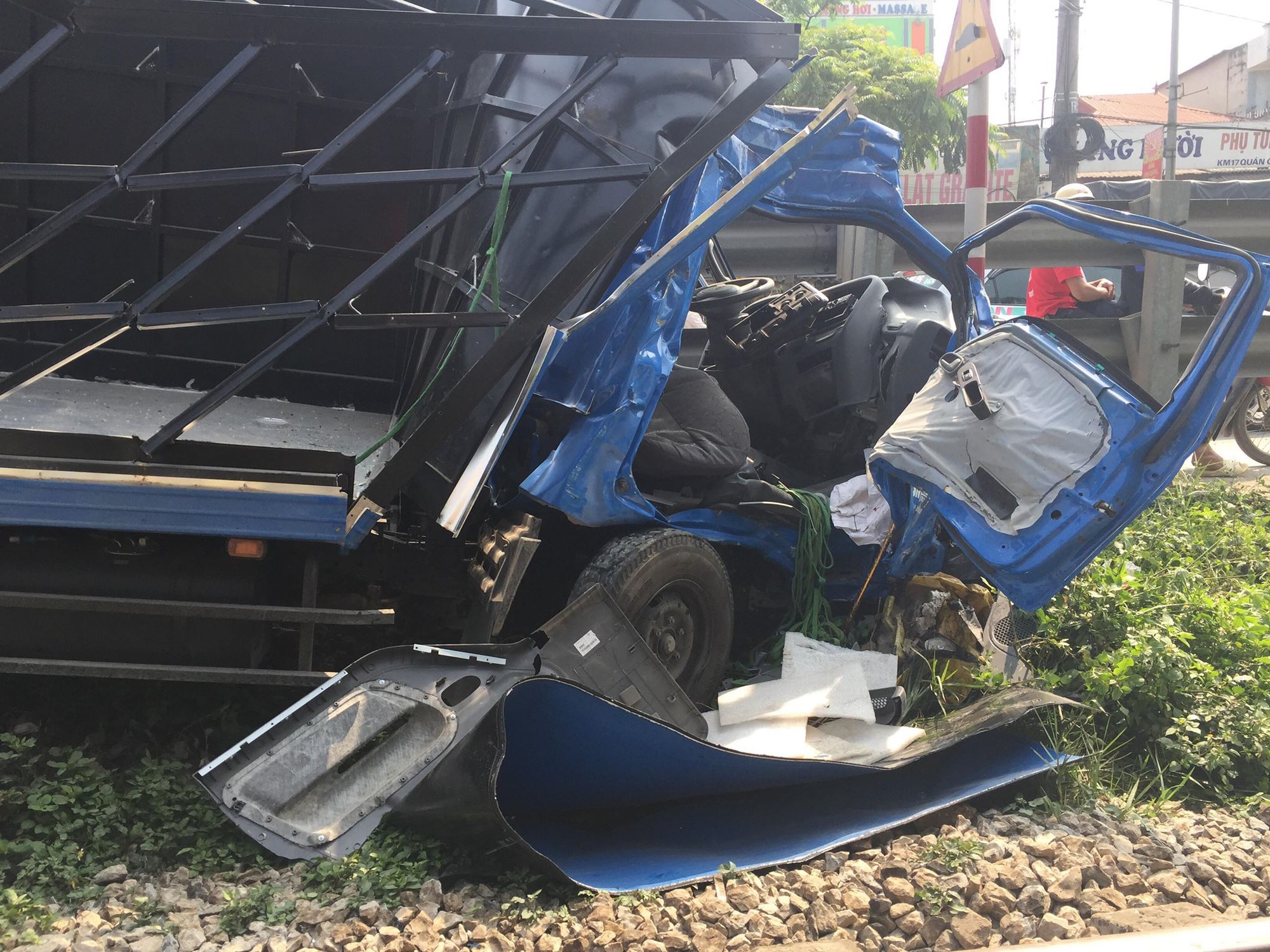 Hà Nội: Qua đường ray không quan sát, xe tải chở hàng bị tàu hỏa đâm bẹp, tài xế thoát chết trong gang tấc