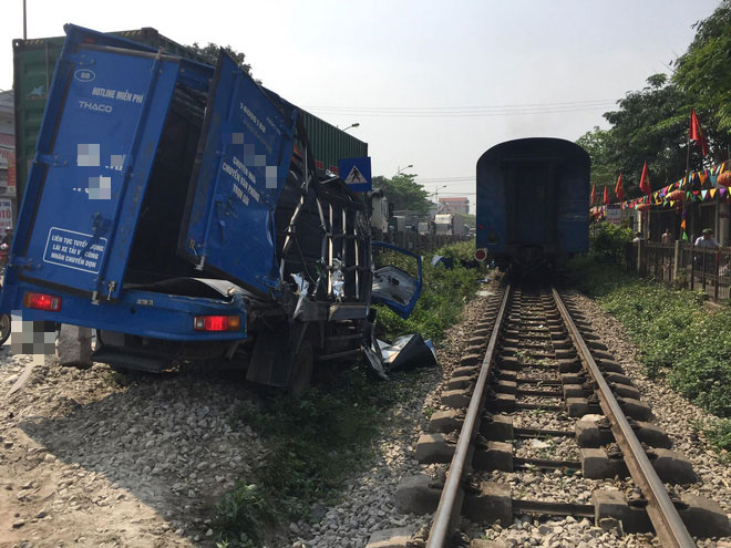Hà Nội: Qua đường ray không quan sát, xe tải chở hàng bị tàu hỏa đâm bẹp, tài xế thoát chết trong gang tấc