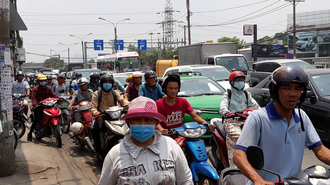 Quốc lộ 13 tê liệt vì xe khách cán chết người phụ nữ Quốc lộ 13 tê liệt vì xe khách cán chết người phụ nữ