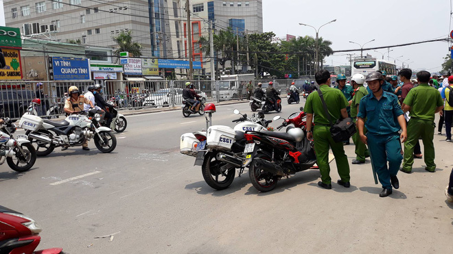 Quốc lộ 13 tê liệt vì xe khách cán chết người phụ nữ