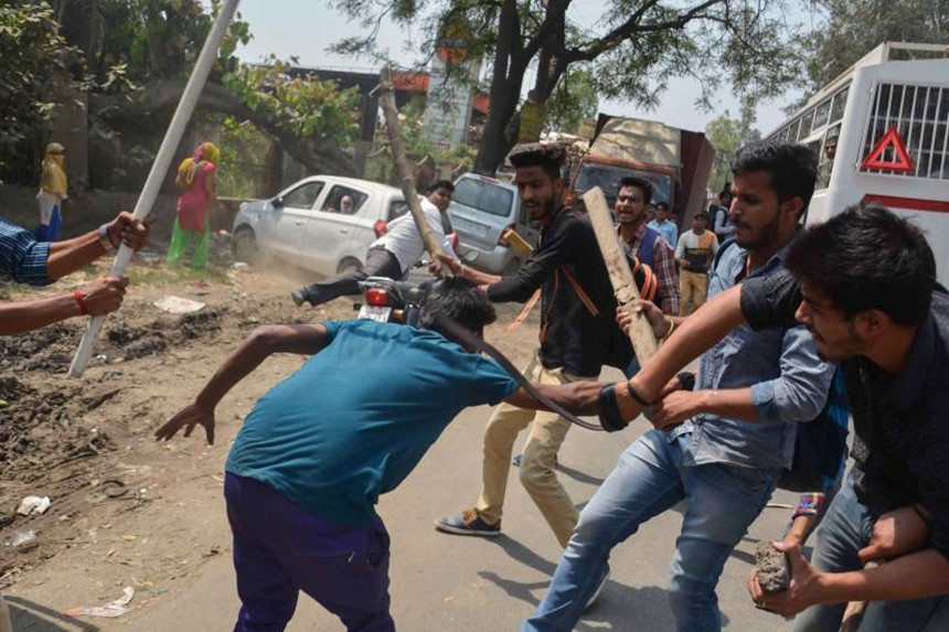 Bạo lực vì đẳng cấp lan khắp 10 bang Ấn Độ, 8 người chết