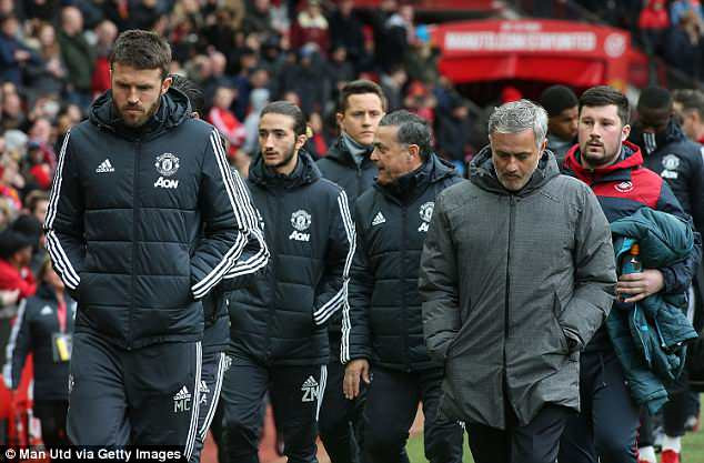 Mourinho bất ngờ đưa con trai lên ban huấn luyện MU