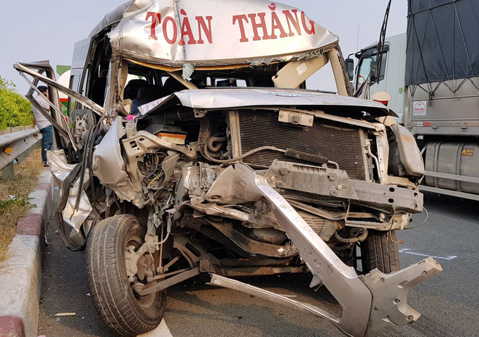 8 ôtô biến dạng sau tai nạn do khói trên cao tốc Long Thành