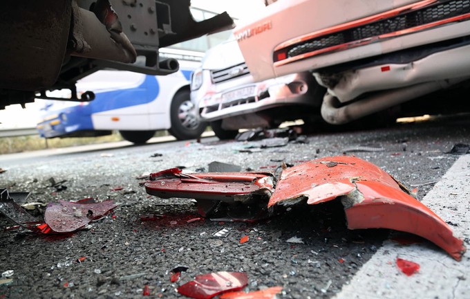 8 ôtô biến dạng sau tai nạn do khói trên cao tốc Long Thành