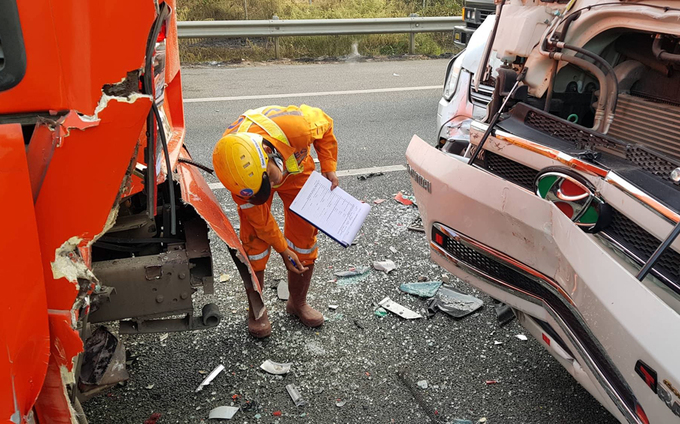 8 ôtô biến dạng sau tai nạn do khói trên cao tốc Long Thành