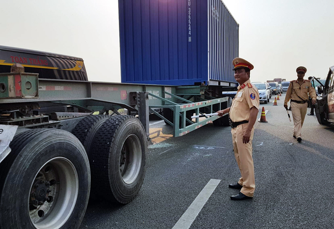 8 ôtô biến dạng sau tai nạn do khói trên cao tốc Long Thành