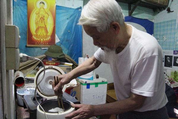 Cụ ông U80 4 năm đi nuôi vợ ở Hà Nội và câu chuyện tình yêu đáng ngưỡng mộ