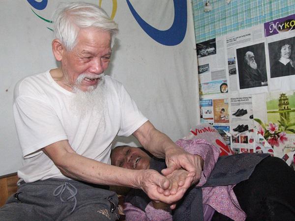 Cụ ông U80 4 năm đi nuôi vợ ở Hà Nội và câu chuyện tình yêu đáng ngưỡng mộ