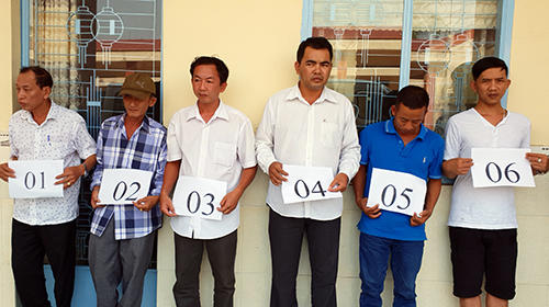 Hai cán bộ thuế ở miền Tây bị bắt quả tang đánh bạc