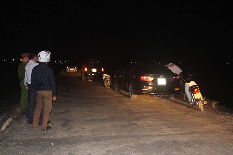 Chồng báo công an vợ cố thủ trên xe ô tô với… ông hàng xóm