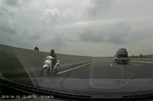 Video: Tá hỏa xe máy đi ngược chiều trong làn 120km/h cao tốc Hà Nội-Hải Phòng Video: Tá hỏa xe máy đi ngược chiều trong làn 120km/h cao tốc Hà Nội-Hải Phòng