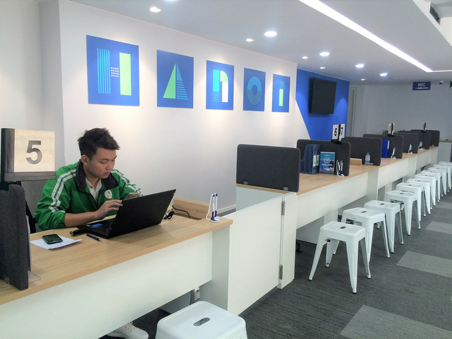 Trụ sở Grab tấp nập tài xế Uber chuyển khẩu, văn phòng Uber vắng như chùa bà Đanh