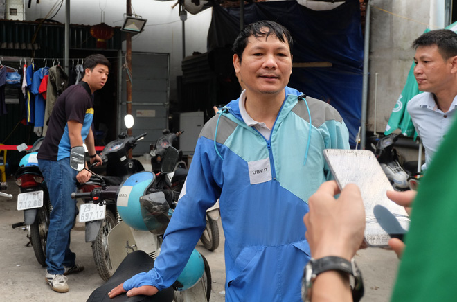 Trụ sở Grab tấp nập tài xế Uber chuyển khẩu, văn phòng Uber vắng như chùa bà Đanh