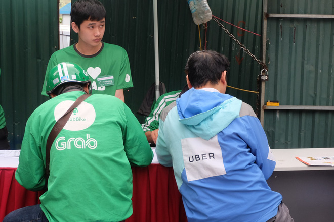 Trụ sở Grab tấp nập tài xế Uber chuyển khẩu, văn phòng Uber vắng như chùa bà Đanh