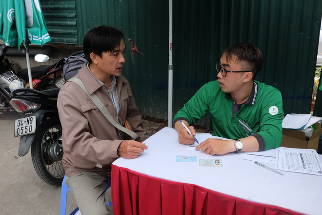 Trụ sở Grab tấp nập tài xế Uber chuyển khẩu, văn phòng Uber vắng như chùa bà Đanh