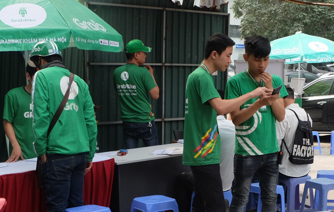 Trụ sở Grab tấp nập tài xế Uber chuyển khẩu, văn phòng Uber vắng như chùa bà Đanh