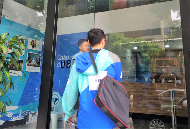 Trụ sở Grab tấp nập tài xế Uber chuyển khẩu, văn phòng Uber vắng như chùa bà Đanh
