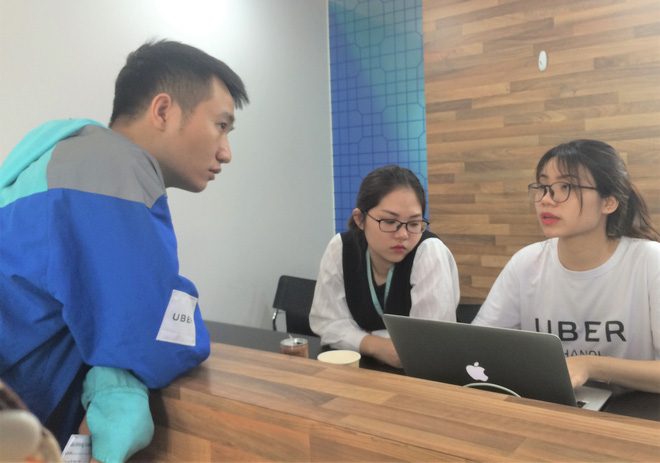 Trụ sở Grab tấp nập tài xế Uber chuyển khẩu, văn phòng Uber vắng như chùa bà Đanh