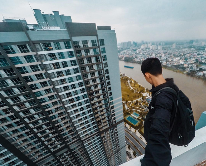 Ba thanh niên quay video mạo hiểm trên nóc nhà 38 tầng ở Sài Gòn Ba thanh niên quay video mạo hiểm trên nóc nhà 38 tầng ở Sài Gòn