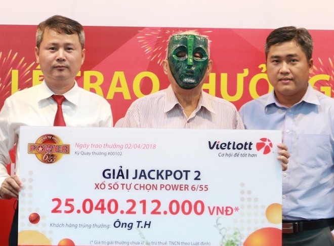 Cụ ông 84 tuổi nhận jackpot khủng của Vietlott