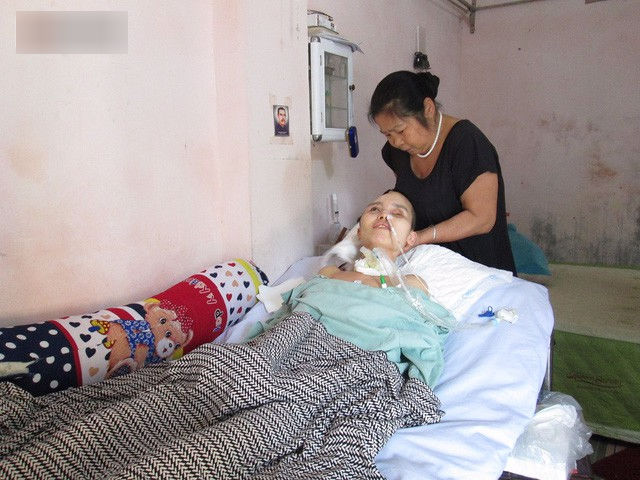 Nỗi đau từ vụ nổ Văn Phú tròn 2 năm trước: Vợ mất sau thời gian dài sống thực vật, chồng gạt nước mắt để nuôi các con thơ