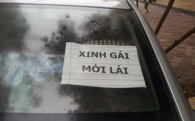 Tấm biển thông báo dán sau ô tô khiến người đi đường phải né tránh Tấm biển thông báo dán sau ô tô khiến người đi đường phải né tránh