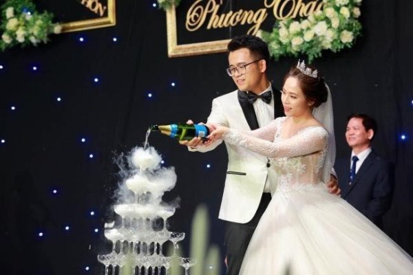 Đám cưới ‘ngọt như mía lùi’ của MC Chúng tôi là chiến sĩ và bà xã kém 5 tuổi