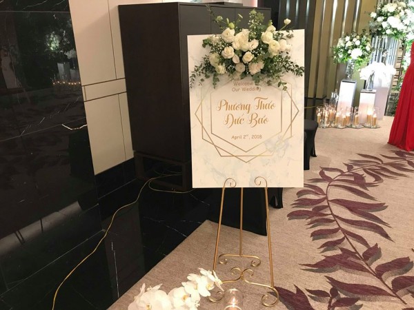 Đám cưới ‘ngọt như mía lùi’ của MC Chúng tôi là chiến sĩ và bà xã kém 5 tuổi Đám cưới ‘ngọt như mía lùi’ của MC Chúng tôi là chiến sĩ và bà xã kém 5 tuổi