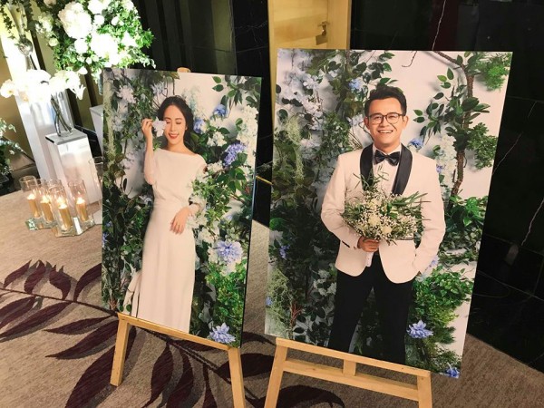 Đám cưới ‘ngọt như mía lùi’ của MC Chúng tôi là chiến sĩ và bà xã kém 5 tuổi Đám cưới ‘ngọt như mía lùi’ của MC Chúng tôi là chiến sĩ và bà xã kém 5 tuổi