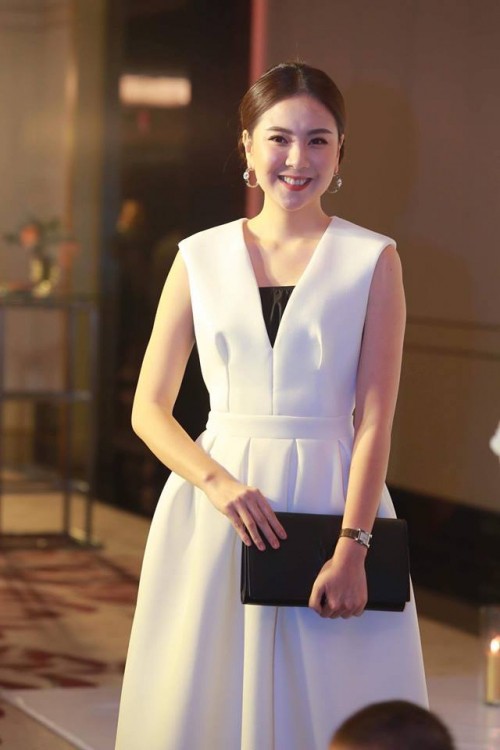 Đám cưới ‘ngọt như mía lùi’ của MC Chúng tôi là chiến sĩ và bà xã kém 5 tuổi