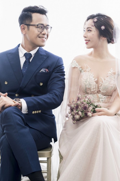 Đám cưới ‘ngọt như mía lùi’ của MC Chúng tôi là chiến sĩ và bà xã kém 5 tuổi