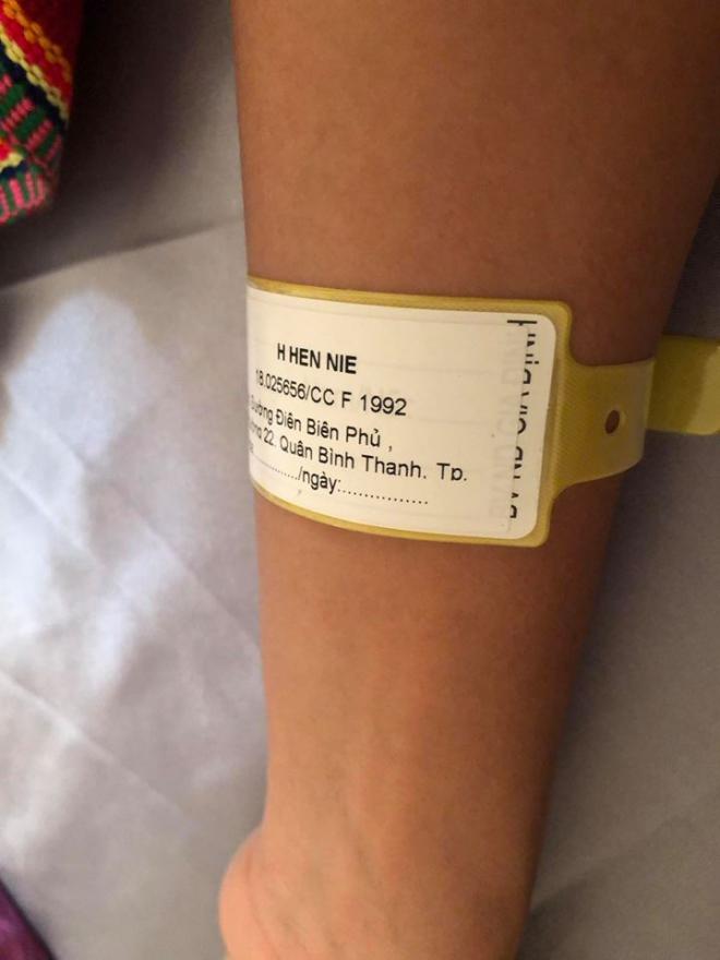 Hoa hậu HHen Niê nhập viện vì ngộ độc thực phẩm, phải huỷ bỏ lịch trình