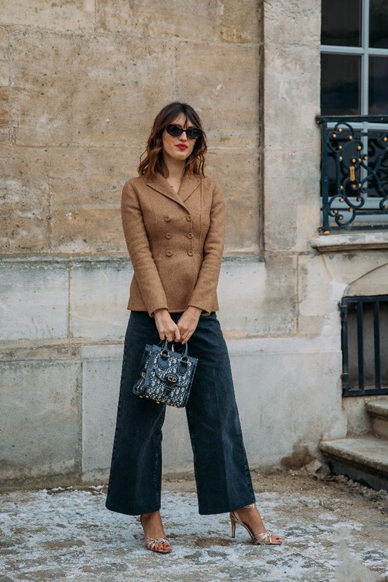 11 kiểu phối quần jeans ống rộng cho dân công sở