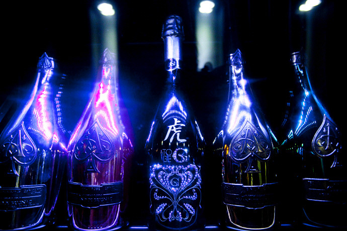 Lọ lem phố đèn đỏ Nhật Bản: Có học thức, tuyệt đối không bán dâm