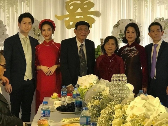 Sau một tháng đính hôn, Mai Hồ đã lộ rõ vòng hai to lùm lùm làm rộ tin đồn mang thai