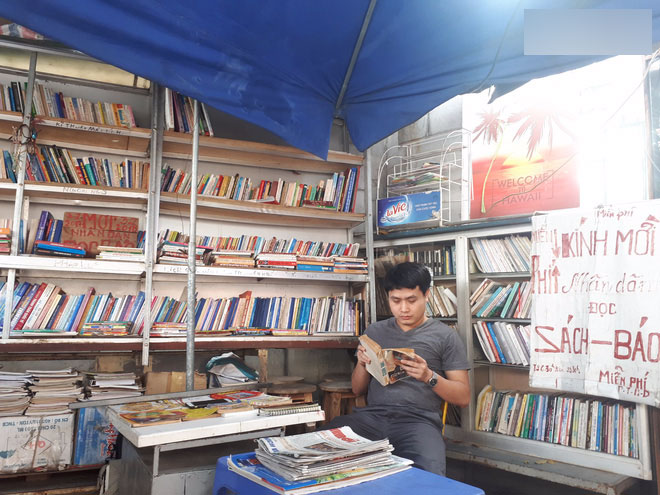 Cụ bà 73 tuổi trích lương hưu làm quầy sách báo miễn phí giữa Hà Nội: Từ lúc mở đến nay, ngày nào cũng nhận được quà