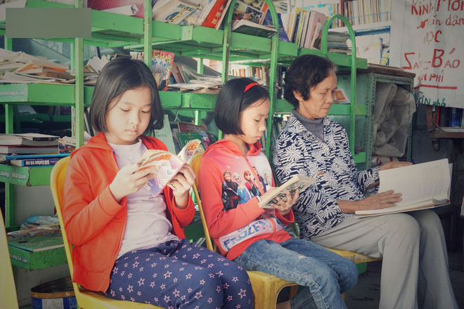 Cụ bà 73 tuổi trích lương hưu làm quầy sách báo miễn phí giữa Hà Nội: Từ lúc mở đến nay, ngày nào cũng nhận được quà Cụ bà 73 tuổi trích lương hưu làm quầy sách báo miễn phí giữa Hà Nội: Từ lúc mở đến nay, ngày nào cũng nhận được quà