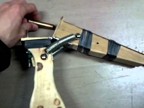 9X dùng súng tự chế bắn cha