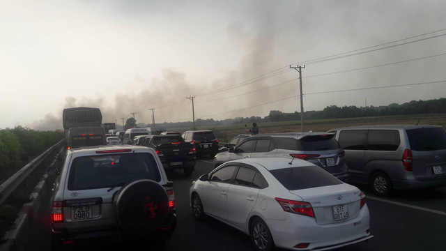 Khói mù mịt, tông xe liên hoàn trên cao tốc TP.HCM - Long Thành - Dầu Giây