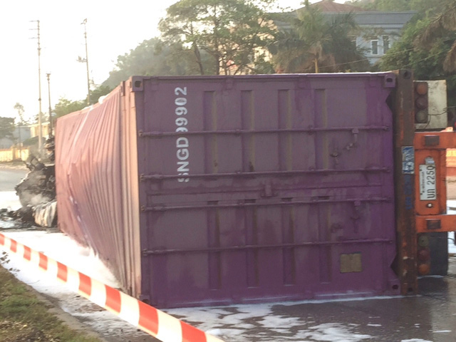 Hai người mắc kẹt, chết trong cabin xe container bốc cháy