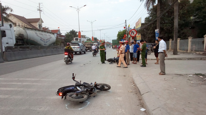 Bị container cán trúng sau khi ngã xuống đường, 3 nam sinh thương vong