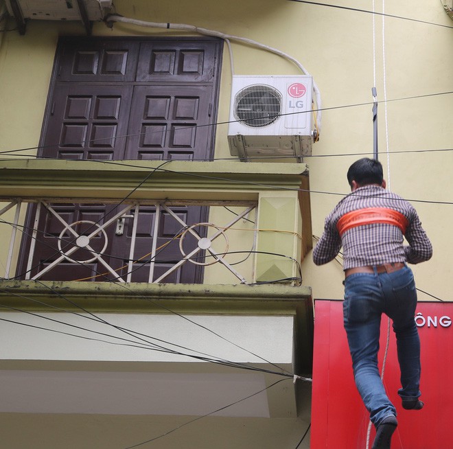 Hà Nội: Sau hàng loạt vụ cháy ở chung cư, cư dân và nhân viên văn phòng mua dây thoát hiểm về tập đu