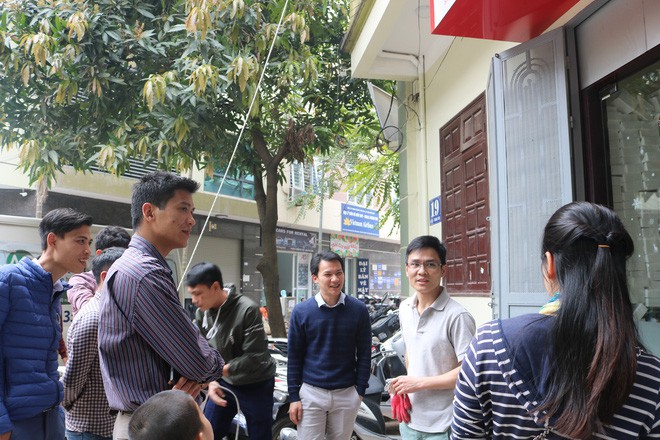 Hà Nội: Sau hàng loạt vụ cháy ở chung cư, cư dân và nhân viên văn phòng mua dây thoát hiểm về tập đu