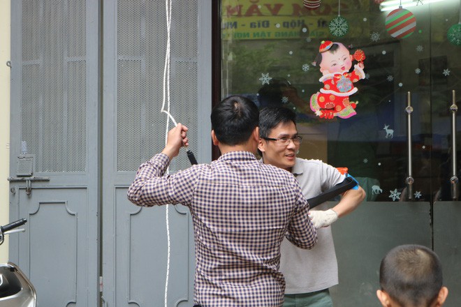 Hà Nội: Sau hàng loạt vụ cháy ở chung cư, cư dân và nhân viên văn phòng mua dây thoát hiểm về tập đu