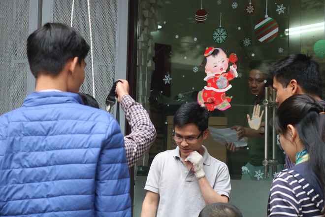 Hà Nội: Sau hàng loạt vụ cháy ở chung cư, cư dân và nhân viên văn phòng mua dây thoát hiểm về tập đu