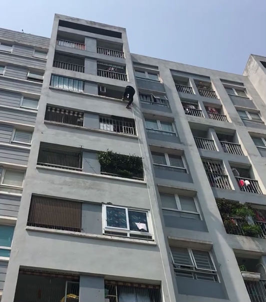 Hà Nội: Sau hàng loạt vụ cháy ở chung cư, cư dân và nhân viên văn phòng mua dây thoát hiểm về tập đu