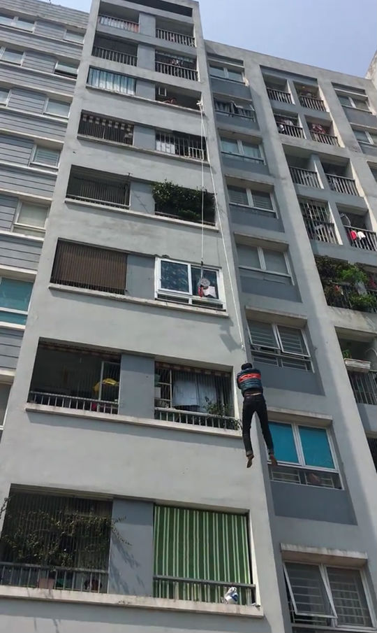 Hà Nội: Sau hàng loạt vụ cháy ở chung cư, cư dân và nhân viên văn phòng mua dây thoát hiểm về tập đu