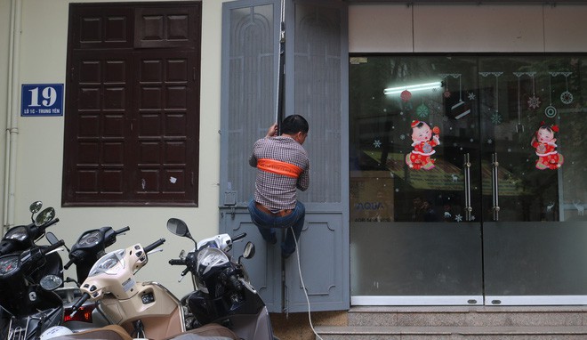 Hà Nội: Sau hàng loạt vụ cháy ở chung cư, cư dân và nhân viên văn phòng mua dây thoát hiểm về tập đu