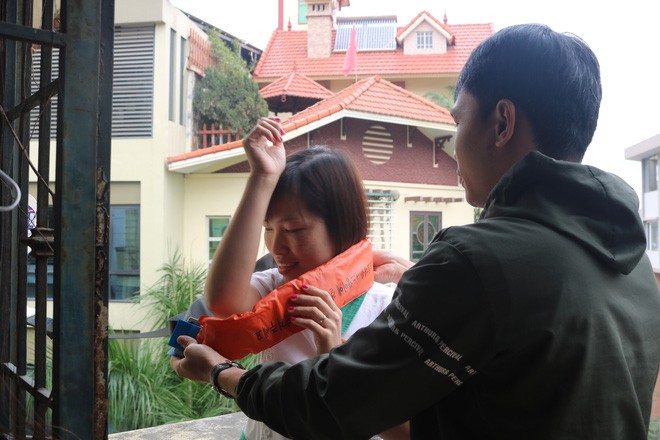 Hà Nội: Sau hàng loạt vụ cháy ở chung cư, cư dân và nhân viên văn phòng mua dây thoát hiểm về tập đu