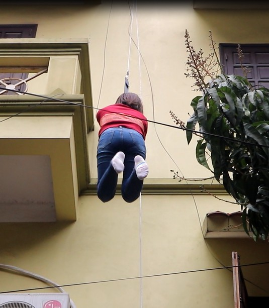 Hà Nội: Sau hàng loạt vụ cháy ở chung cư, cư dân và nhân viên văn phòng mua dây thoát hiểm về tập đu